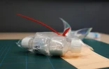 Des petites doses de cocaïne retrouvées par les douanes dans la valise d'un passager à l'aéroport de Roissy-Charles-de-Gaulle, au nord de Paris, le 21 mars 2025