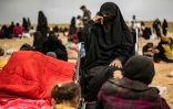 Une femme et ses enfants tout juste sortie du dernier réduit du groupe Etat islamique en Syrie, près de Baghouz, le 5 mars 2019