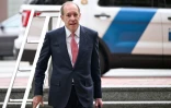 L'avocat Steven Molo, représentant Elon Musk, arrive au tribunal fédéral d'Oakland pour le procès intenté par Elon Musk contre OpenAI, le 12 mai 2026 en Californie
