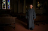 Le prêtre catholique Jean-Philippe Chauveau pose dans l'église Saint-Cécile à Boulogne-Billancourt en banlieue parisienne le 28 avril 2016