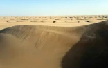 Vue aérienne sur les dunes enserrant l'oasis de Fachi, au Niger, le 25 mai 2023