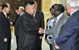 Photo non datée fournie par l'agence nord-coréenne Kcna le 28 juillet 2017 du leader nord-coréen Kim Jong-Un saluant l'Angolais Manuel Francisco Tuta, membre du MPLA à Pyongyang