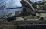 Un soldat ukrainien à bord d'un véhicule de combat Bradley près d'Avdiïvka, dans la région de Donetsk, le 11 février 2024