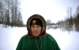 Un éleveur de rennes Nenets portant un bonnet aux couleurs du FC Barcelone, le 7 mars 2018, dans le Nord de la Russie