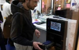 Des échantillons de drogues vont être analysés dans un chromatographe en phase liquide à haute performance (HPLC) du laboratoire du Caarud Beaurepaire à Paris, le 23 janvier 2025