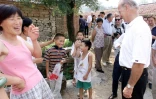 Joe Biden alors chef de la la commission des Affaires étrangères du Sénat visite Yanzikou, un village près de Pékin, le 10 août 2001