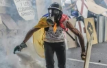 Affrontements entre les manifestants et la police anti-émeute, lors d'un rassemblement contre le gouvernement du président Nicolas Maduro, à Caracas le 18 mai 2017