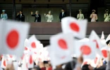 L'empereur japonais Akihito et l'impératrice Michiko (d), accompagnés de la famille impériale saluent la foule depuis le balcon du palais impérial, le 23 décembre 2016 à Tokyo