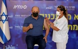Le Premier ministre israélien Naftali Bennett reçoit sa troisième dose de vaccination à Kfar Saba, le 20 août 2021