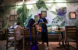 Arleth Martinez, condamnée à six ans de prison, travaille au restaurant "El Interno" à la prison de San Diego, le 24 août 2017 à Carthagène, en Colombie
