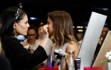 Séance de maquillage pour une adolescente  au salon "Get Beauty" le 28 mai 2016 au Parc Floral à Paris
