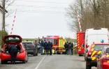 Des gendarmes, policiers et des équipes de secours près du site d'une collision entre un TER et un véhicule militaire sur un passage à niveau, à Bailleul-Sir-Berthoult, dans le Pas-de-Calais, le 17 mars 2025