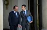 François Hollande et Emmanuel Macron sur le perron de l'Elysée à l'issue du conseil des ministres le 31 juillet 2015 à Paris