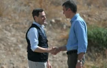 Le Premier ministre espagnol Pedro Sánchez salue le président de la région d'Andalousie, Juan Manuel Moreno (g), à son arrivée au poste de commandement à Turre, dans la province d'Almería, le 13 juillet 2026, après un incendie de forêt meurtrier