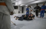 L'instructeur de jiu-jitsu Douglas Rufino donne un cours à ses élèves dans la favela de Cantagalo, à Rio de Janeiro, au Brésil, le 31 juillet 2023