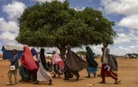 Des élèves somaliens déplacés rentrent chez eux après l'école dans un camp pour personnes déplacées à l'intérieur du pays, à la périphérie de Kismayo, le 21 avril 2026