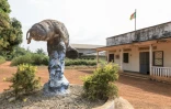 Une statue de lamentin au village de Dizangue, le 11 décembre 2024 au Cameroun