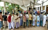 Des électeurs attendent pour voter lors de la septième et dernière phase des élections générales en Inde, le 1er juin 2024 à Varanasi
