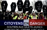 Des "gilets jaunes" manifestent, samedi 19 janvier 2019 à Paris, avec des pancartes en forme de cercueil évoquant les personnes tuées depuis le début du mouvement en novembre