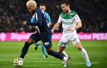 Le meneur de jeu brésilien du PSG Neymar (g) face au milieu de Saint-Etienne Yohan Cabaye en Coupe de la Ligue, le 8 janvier 2020 au Parc des Princes