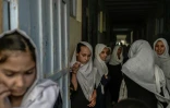 Des élèves afghanes dans un couloir de leur école, à Kandahar le 26 septembre 2021