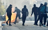 Des manifestants jettent des projectiles en direction des forces de l'ordre à Marseille, le 6 décembre 2018