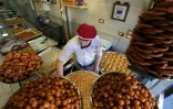 Des pâtisseries syriennes sont vendues dans la boutique de Mazen Obeido réfugié syrien dans sa boutique de Irbid (nord de la Jordanie), le 28 octobre 2017