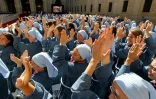 Des religieuses attendent le pape Benoît XVI au Monastère de El Escorial à San Lorenzo del Escorial en Espagne le 19 août 2011