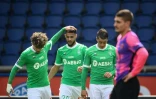 L'attaquant gabonais de Saint-Etienne, Denis Bouanga (c), félicité par ses coéquipiers après avoir ouvert le score contre le Paris Saint-Germain, lors de leur match de L1, le 18 avril 2021 au Parc des Princes