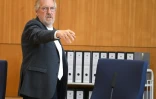 Le président Thomas Sagebiel arrive dans la salle du tribunal à Francfort, le 24 avril 2020 pour le procès d'un Irakien identifié comme Taha al-J., membre présumé de l'EI