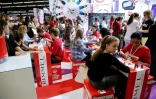 Séance de manucure pour des adolescentes  au salon "Get Beauty" le 28 mai 2016 au Parc Floral à Paris