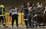 Romain Grosjean soutenu à sa sortie du véhicule après son accident lors du GP de Bahreïn, à Sakhir, le 29 novembre 2020