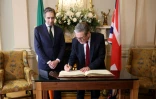 Le Premier ministre britannique Keir Starmer (d) signe le livre des visiteurs aux côtés de son homologue irlandais Simon Harris, à Farmleigh House, le 7 septembre 2024 à Dublin