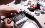 Un technicien répare la pellicule d'un vieux film à l'Institut taïwanais du cinéma et de l'audiovisuel (TFAI), le 23 juin 2026 à Taipeï
