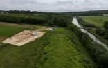 Vue aérienne d'un chantier de fouilles dans le cadre du futur canal Seine-Nord Europe, où des tombes mérovingiennes ont été découvertes, le 2 juin 2026 à Etricourt-Manancourt, dans la Somme 