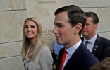 Jared Kushner (D), le conseiller et gendre de Donald Trump, accompagné de la fille du président américain, Ivanka Trump, le 14 mai 2018 lors de l'inauguration de l'ambassade américaine à Jérusalem