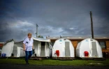 L'Australien Chris Male, un organisateur de l'association Blaze Aid, le 15 mai 2022 à Lismore,en Nouvelles Galles du Sud, devant des abris de fortune destinés à ceux dont les maisons ont été détruites par les inondations catastrophiques trois mois plus tôt