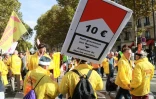Manifestation de buralistes entre le ministère de la Santé et l'Assemblée nationale à Paris, le 4 octobre 2017 à Paris