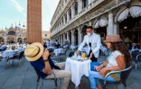 Des clients attablés à une terrasse sur la place Saint-Marc, à Venise, le 12 juin 2020
