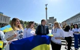 Des habitants portent des "vychyvanka", des chemises traditionnelles brodées, lors de la Journée de la "vychyvanka", le 18 mai 2023 à Kiev