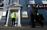 Un policier devant un restaurant italien à Salisbury, au Royaume-Uni, le 6 mars 2018