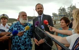 Edouard Philippe (c) répond aux journalistes au coté du président de la province du Nord de la Nouvelle-Calédonie Paul Neaoutyine (2è g) et la ministre des Outre-mer Annick Girardin, lors d'une visite dans une mine de nickel le 4 décembre 2017
