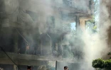 Des habitants recherchent des survivants sur le site d'une frappe aérienne israélienne qui a ciblé un bâtiment dans la banlieue sud de Beyrouth, le 14 juin 2026 au Liban