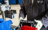 Un employé fabrique des batteries au lithium à partir de cellules de batterie de seconde vie à l'usine VoltR, à Verrières-en-Anjou, le 10 juin 2025 en Maine-et-Loire