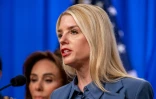 La procureure générale des États-Unis, Pam Bondi, lors d'une conférence de presse au ministère de la Justice à Washington, D.C., le 4 décembre 2025
 