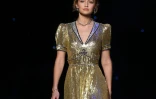 Le mannequin américain Gigi Hadid présente une robe lamée pendant le défilé Tommy Hilfiger à le Fashion Week de New York le 15 février 2016