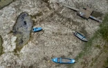 Vue aérienne de bateaux reposant sur le lit asséché du Danube, au niveau du pont Calafat-Vidin qui relie la Bulgarie à la Roumanie, près du village d'Antimovo, dans le sud-est de la Bulgarie, le 22 juillet 2026