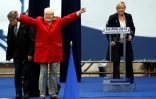 Jean-Marie Le Pen, à gauche, et sa fille Marine, à droite, le 1er mai 2015, à Paris