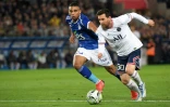 L'attaquant du PSG Lionel Messi (d) devant le défenseur de Strasbourg Alexander Djiku, le 29 avril 2022 au stade de la Meinau 