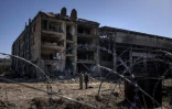 Des personnes regardent des bâtiments endommagés du complexe militaro-industriel de la société Vizar, après que le site a été frappé par des frappes russes nocturnes dans la banlieue de Kiev, le 15 avril 2022.